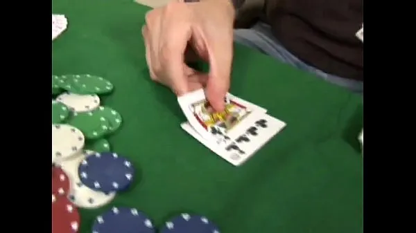 Frische Er setzte sein Mädchen in einem Pokerspiel warme Clips