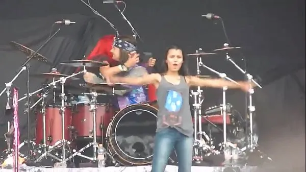 Girl mostrando peitões no Monster of Rock 2015 Klip hangat segar