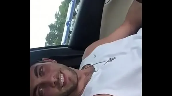 Nuevos Rubio Gostosão pajeándose en el coche - Gayrotos clips cálidos