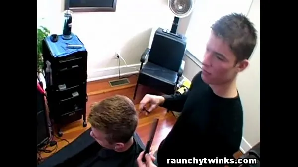 Friss Horny Gay Blows His Cute Hairdresser At The Salon meleg klipek