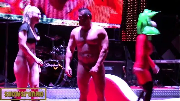 Friske Blonde bigtits and cop fuck on stage varme klip