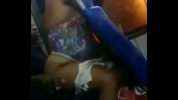 Nouveaux Couple ayant des relations sexuelles dans le bus extraits chauds