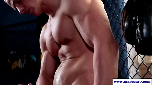 Sveži Muscular amateur hunk pleasures himself topli posnetki