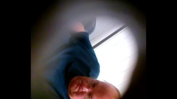 Sveži grandpa off gay in restroom jacking topli posnetki