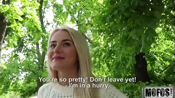 Tuoreet Blonde Hottie Fucks Outdoors video starring Aisha lämmintä klippiä