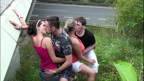 Sveži Big tits super model Krystal Swift in public sex foursome orgy with 2 guys topli posnetki