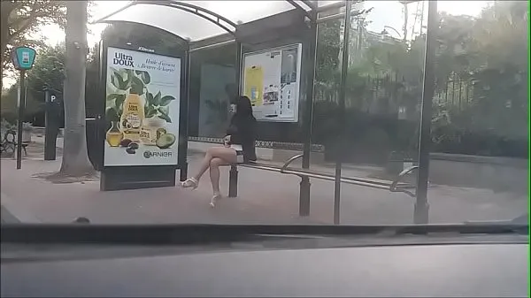Färska bitch at a bus stop varma klipp