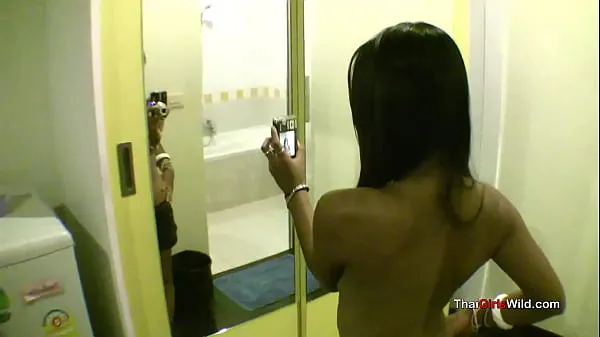 Färska Horny Thai girl gives a lucky sex tourist some sex varma klipp
