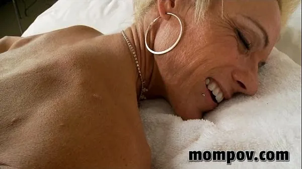 Tuoreet mature milf gets cumshot on her ass lämmintä klippiä