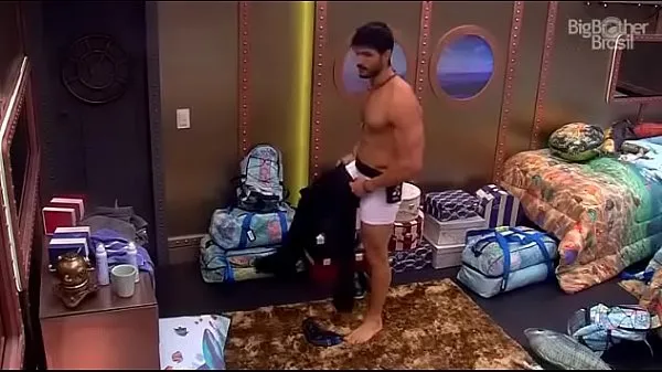 Freschi BBB18 - Lucas taking a shower and volume in white underwear - Urgesclip caldi