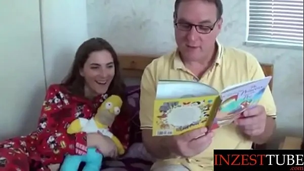 Friske step Daddy Reads Daughter a Bedtime Story varme klip