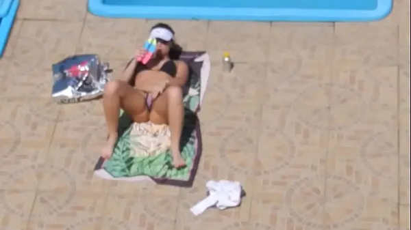Sveži Flagra safada masturbando Piscina Flagged Girl masturbate on the pool topli posnetki