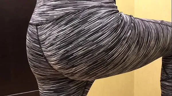 Nuevos Chico guapo probándose leggings en el vestidor clips cálidos