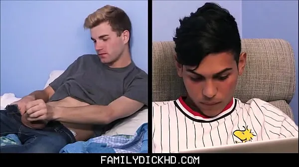 Bear Step Dad entra em seu Twink Step filho fodendo um Twink Latino estudante de intercâmbio estrangeiro e se junta - Kristofer Weston, Ariano clipes quentes e frescos