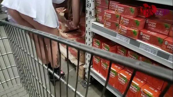 Cris com o corno do seu marido filmando ela no hipermercado na rodovia, se mostrando para desconhecidos com um vestidinho curtinho clipes quentes e frescos