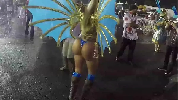 Frische Cacau Colucci gibt eine Show vor dem Eingang der Schule im Sambódromo im Anhembi vor der Parade des zweiten Abends von São Paulo warme Clips