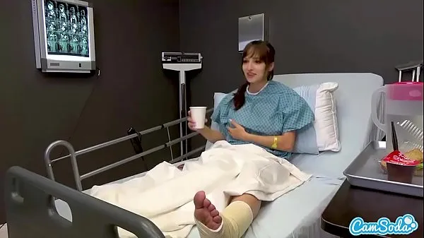Gostosa Lexi Luna se masturba para passar o tempo enquanto está no hospital clipes quentes e frescos