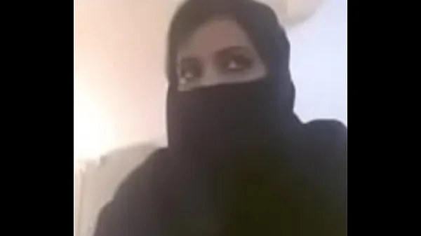 Tuoreet Muslim hot milf expose her boobs in videocall lämmintä klippiä
