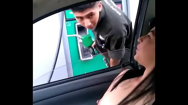 Taze Hechando gasolina y enseñando las tetas sıcak Klipler