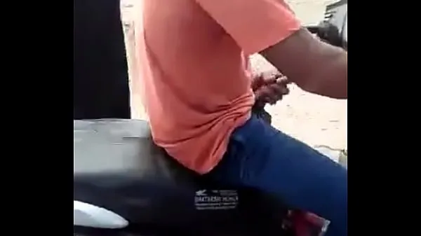 Horny Motorist in public Indiaمقاطع دافئة جديدة