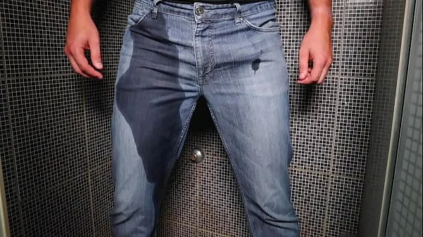 Friske Guy pee inside his jeans and cumshot on end varme klipp
