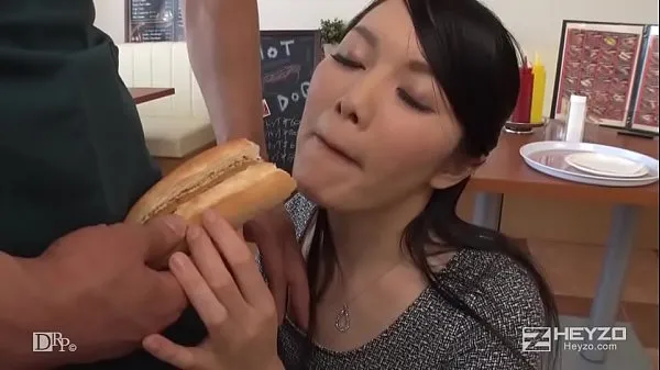 신선한 Yui Mizutani reporter who came to report when there was a delicious hot dog shop in Tokyo. 1개의 따뜻한 클립