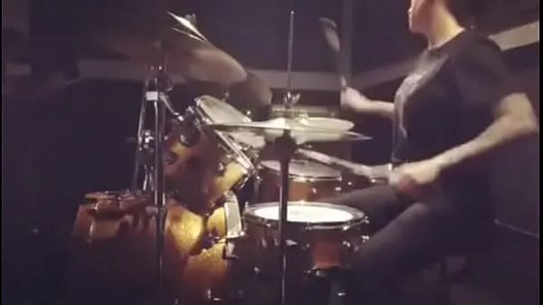 Sveži felicity feline drumming at sound studios topli posnetki
