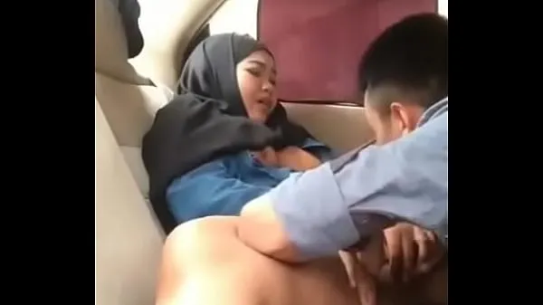 Hijab girl in car with boyfriendمقاطع دافئة جديدة