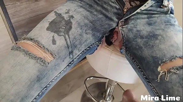 Nuevos Los camareros le rasgaron los jeans y la follaron clips cálidos