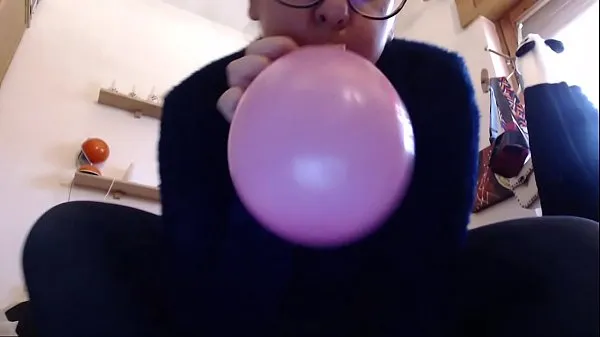 Nouveaux Ces ballons colorés excitent tellement qu'elle couine dessus comme jamais auparavant extraits chauds