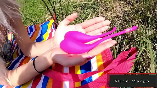 Frische Sexy Blondine läuft auf der Natur und ich steuere ihre Muschi warme Clips