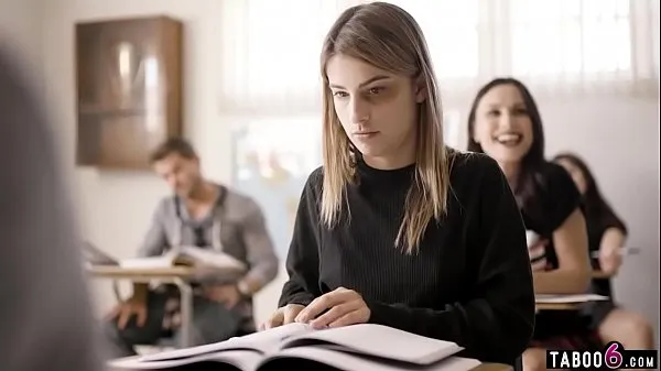 Duas meninas em uma escola do pijama que levou a sexo lésbico clipes quentes e frescos