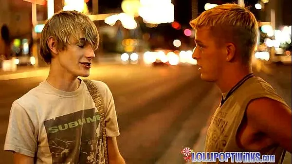 Twinks em Vegas praticam habilidades para caralho para o concurso clipes quentes e frescos