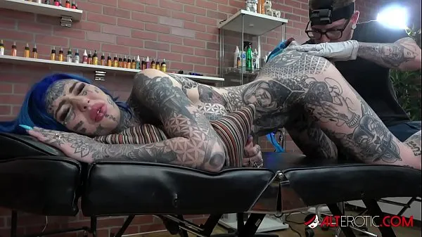 Tuoreet Amber Luke gets a asshole tattoo and a good fucking lämmintä klippiä