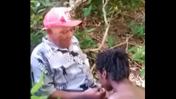 La es Joven en la selva con su abueloمقاطع دافئة جديدة