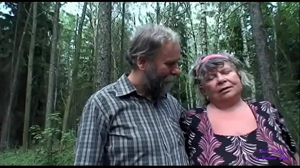 Tuoreet The girl looking for sees an older lady with big tits fucking with her old husband and gets very horny lämmintä klippiä