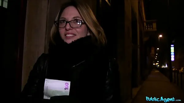 Nuevos Agente público Nena francesa con gafas follada en una escalera pública clips cálidos