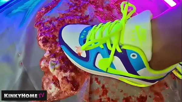 Frische Das Mädchen zerquetscht die Erdbeeren mit Turnschuhen NIKE AIR warme Clips