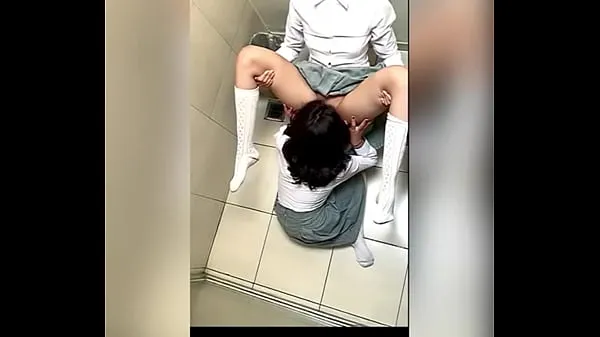 Friske Two Lesbian Students Fucking in the School Bathroom! Pussy Licking Between School Friends! Real Amateur Sex! Cute Hot Latinas varme klipp