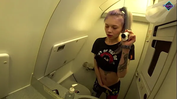 Čerstvé Young slut fucked her tight pussy in the toilet of the plane. Karneli Bandi teplé klipy