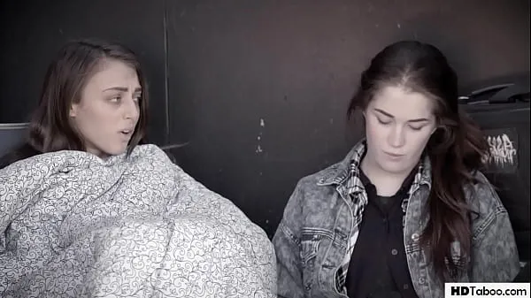 Homeless girls find a sugar - Gia Derza, Evelyn Claire Klip hangat yang segar