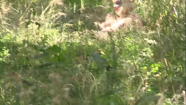 Friske Voyeur watches a milf in early pregnancy outdoors as she walks in the woods and undresses Amateur peeping fetish varme klip