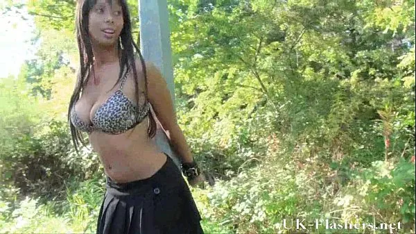 Ebony teen babe flashes tits and pussy outdoors of daring young black exhibition Klip hangat segar