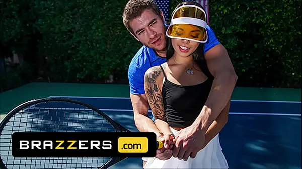 Xander Corvus) Massages (Gina Valentinas) Foot To Ease Her Pain They End Up Fucking - Brazzersمقاطع دافئة جديدة