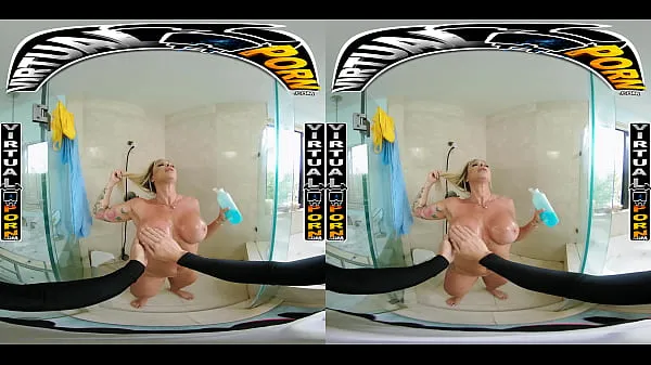 Tuoreet Busty Blonde MILF Robbin Banx Seduces Step Son In Shower lämmintä klippiä