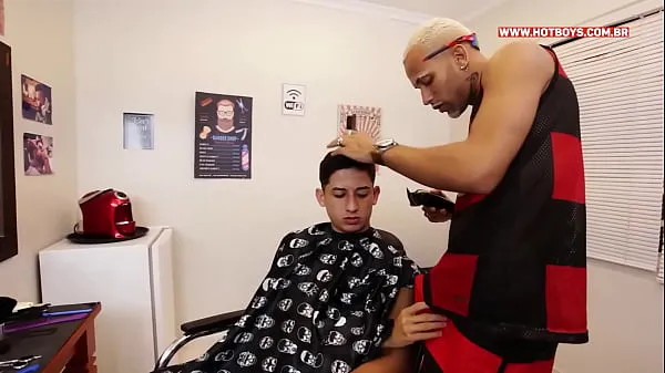 Frische Friseur hat neue neugierige gegessen warme Clips