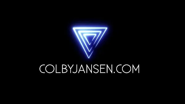 Свежие Волосатая пирожная Colby Jansen показывает огромную коллекцию дилдо теплые клипы