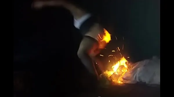 Frische Transen Schlampe satanische Priesterin bietet ihren Arsch dem Feuer an warme Clips