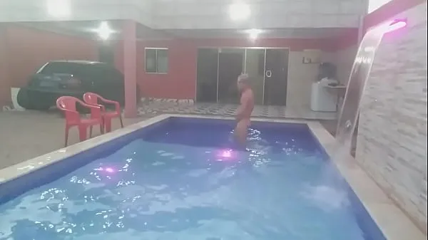 EITAAA NÃO ACREDITO TOMANDO BANHO PELADÃO NA PISCINA DA CASA DA PJTXمقاطع دافئة جديدة