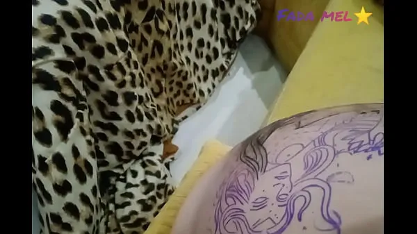 Taze Mostrando o Cuzinho Durante A Seção De Tatuagem sıcak Klipler